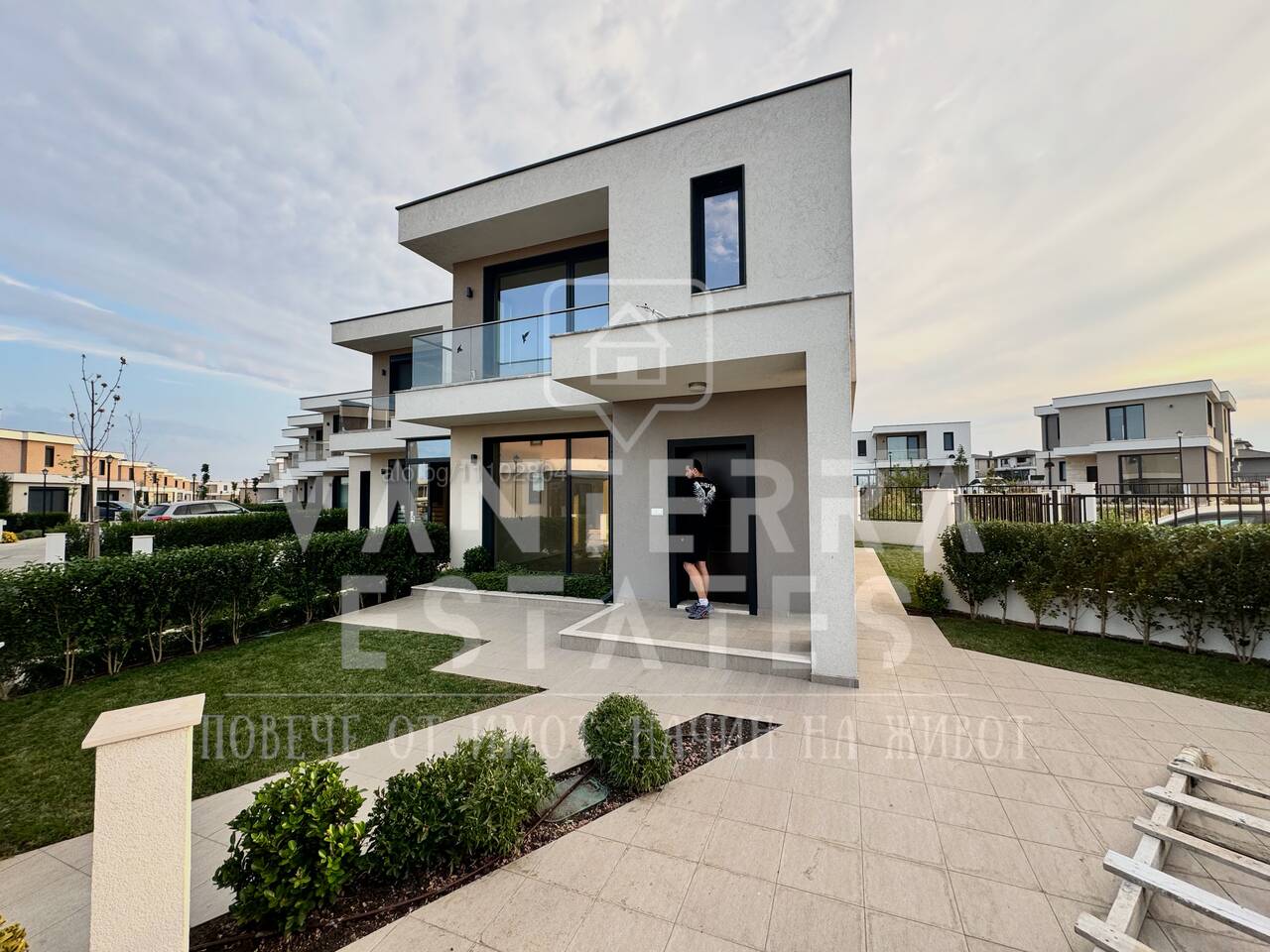 Луксозна двуетажна къща „до ключ“ във Victoria Avenue, Поморие Двуетажна