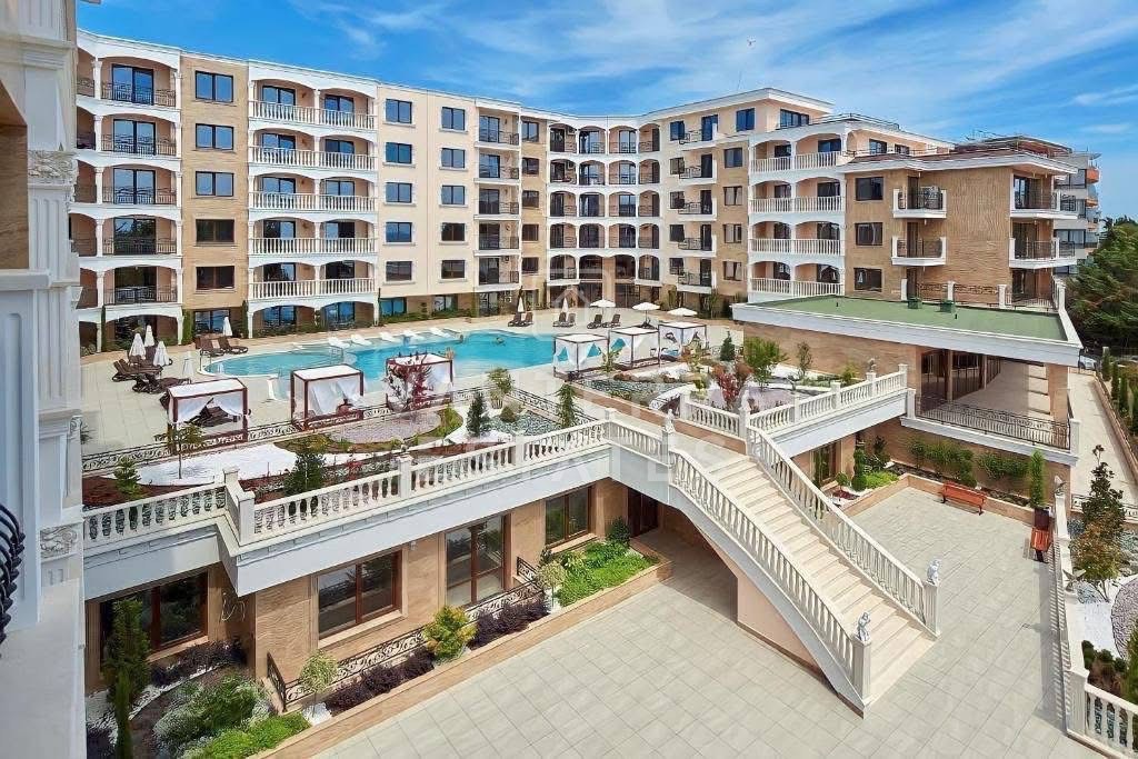 Двустаен апартамент на първа линия в Valencia Gardens – Несебър